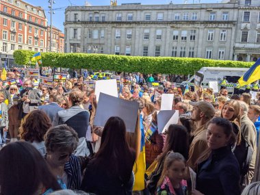 Dublin, İrlanda - 8 Mayıs 2022: Rus istilasına karşı protesto.