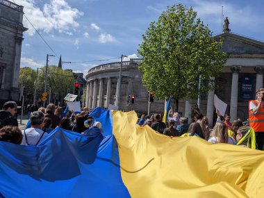 Dublin, İrlanda - 8 Mayıs 2022: Rus istilasına karşı protesto.