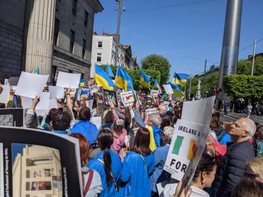Dublin, İrlanda - 8 Mayıs 2022: Rus istilasına karşı protesto.