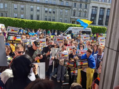 Dublin, İrlanda - 8 Mayıs 2022: Rus istilasına karşı protesto.