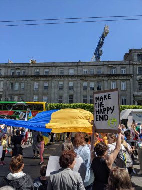 Dublin, İrlanda - 8 Mayıs 2022: Rus istilasına karşı protesto.