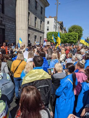 Dublin, İrlanda - 8 Mayıs 2022: Rus istilasına karşı protesto.