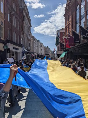 Dublin, İrlanda - 8 Mayıs 2022: Rus istilasına karşı protesto.