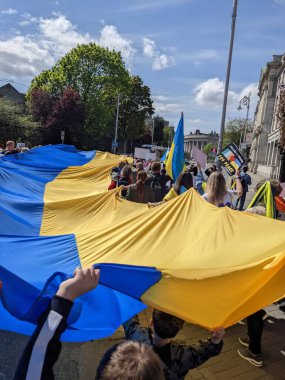 Dublin, İrlanda - 8 Mayıs 2022: Rus istilasına karşı protesto.
