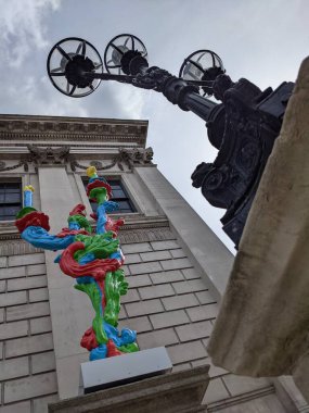 Dublin 'de sütunları olan tarihi bir binanın yakınındaki renkli heykel