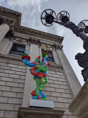 Dublin 'de sütunları olan tarihi bir binanın yakınındaki renkli heykel