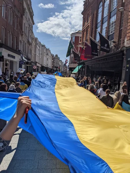 Dublin, İrlanda - 8 Mayıs 2022: Rus istilasına karşı protesto.