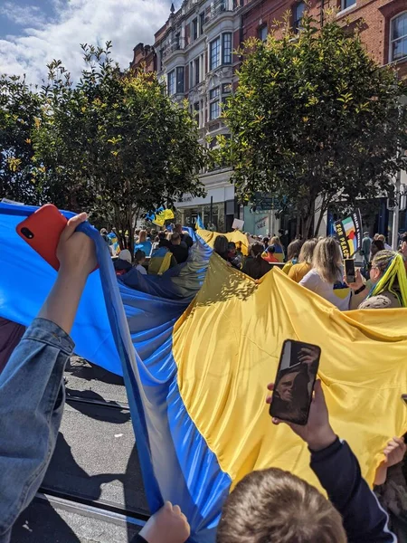 Dublin, İrlanda - 8 Mayıs 2022: Rus istilasına karşı protesto.