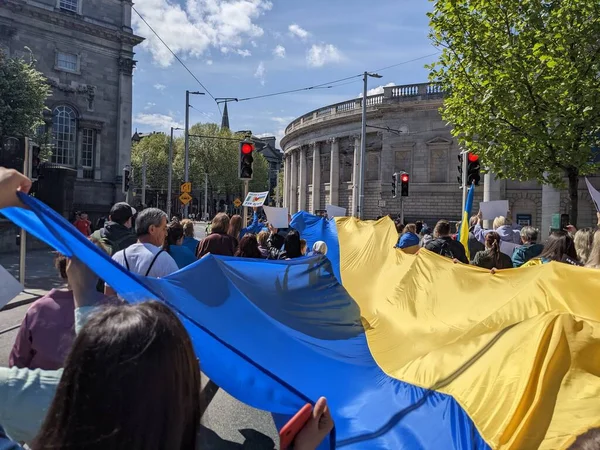 Dublin, İrlanda - 8 Mayıs 2022: Rus istilasına karşı protesto.