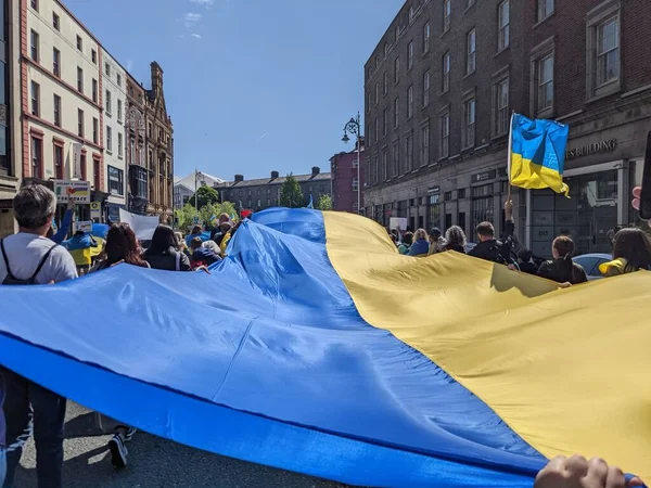 Dublin, İrlanda - 8 Mayıs 2022: Rus istilasına karşı protesto.