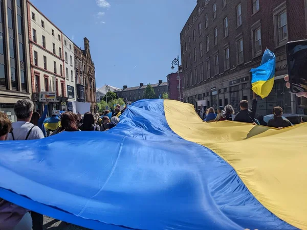Dublin, İrlanda - 8 Mayıs 2022: Rus istilasına karşı protesto.