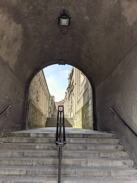 Dublin 'de merdivenleri olan bir kemer şeklinde evler arasında geçiş. 