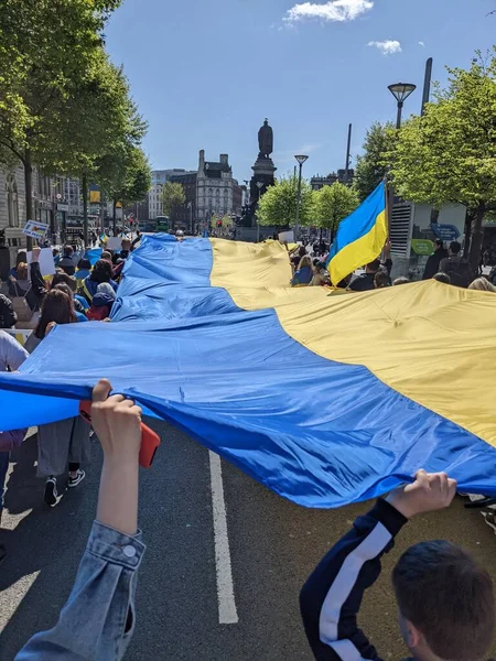 Dublin, İrlanda - 8 Mayıs 2022: Rus istilasına karşı protesto.