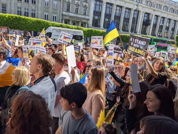 Dublin, İrlanda - 8 Mayıs 2022: Rus istilasına karşı protesto.
