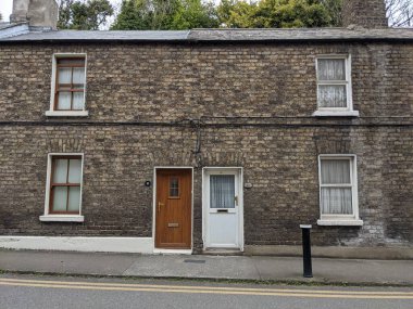 Dublin Caddesi 'ndeki binanın manzarası.