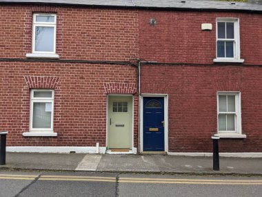 Dublin Caddesi 'ndeki binanın manzarası.