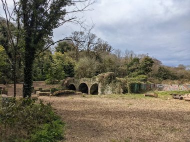 Parktaki bir derenin üzerindeki antik taş köprü  