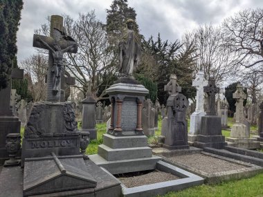 Glasnevin Mezarlığı, İrlanda 'nın en büyük mezarlığı.