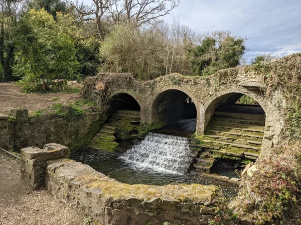 Parktaki bir derenin üzerindeki antik taş köprü  