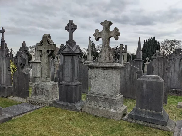 Glasnevin Mezarlığı, İrlanda 'nın en büyük mezarlığı.