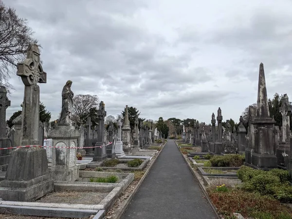 Glasnevin Mezarlığı, İrlanda 'nın en büyük mezarlığı.