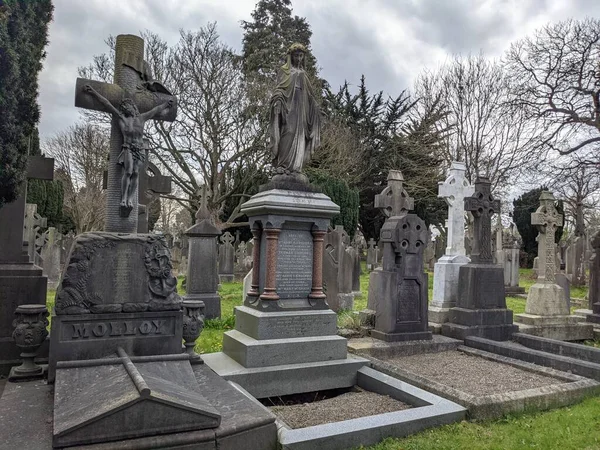 Glasnevin Mezarlığı, İrlanda 'nın en büyük mezarlığı.