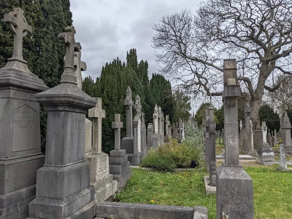 Glasnevin Mezarlığı, İrlanda 'nın en büyük mezarlığı.
