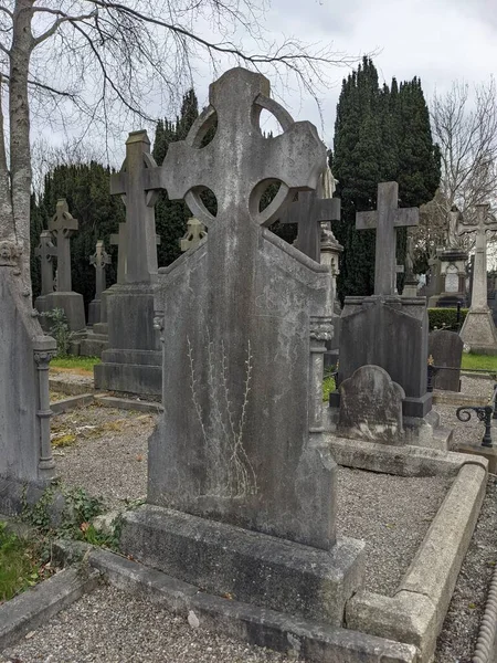 Glasnevin Mezarlığı, İrlanda 'nın en büyük mezarlığı.