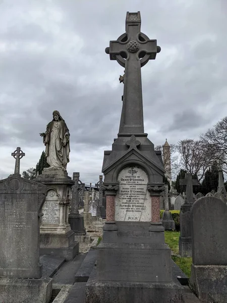 Glasnevin Mezarlığı, İrlanda 'nın en büyük mezarlığı.