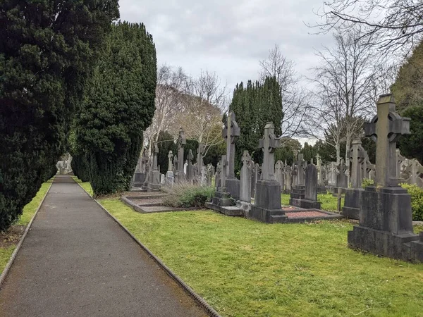 Glasnevin Mezarlığı, İrlanda 'nın en büyük mezarlığı.