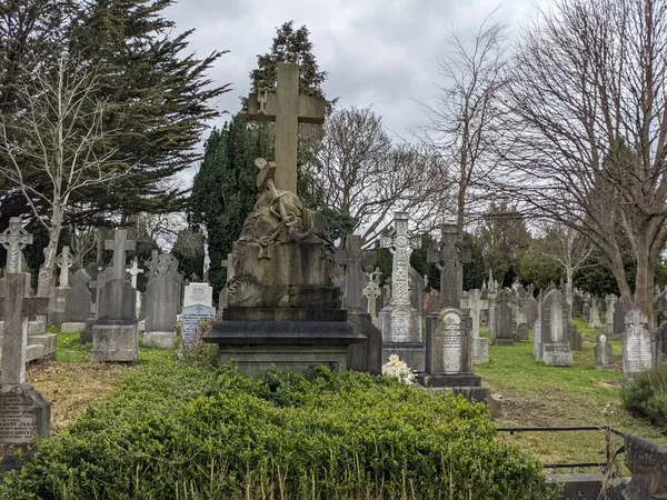 Glasnevin Mezarlığı, İrlanda 'nın en büyük mezarlığı.