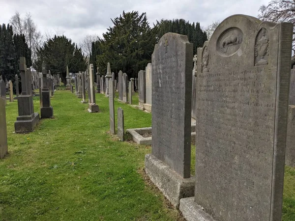 Glasnevin Mezarlığı, İrlanda 'nın en büyük mezarlığı.