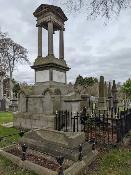 Glasnevin Mezarlığı, İrlanda 'nın en büyük mezarlığı.