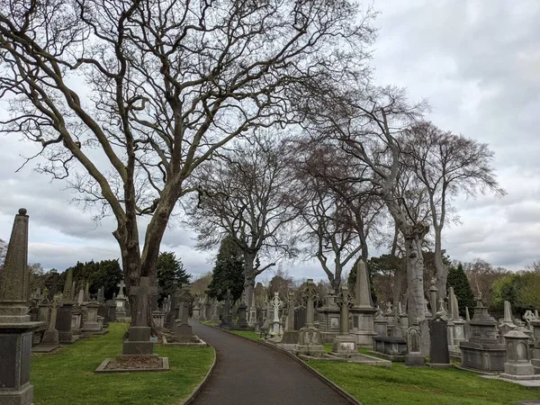 Glasnevin Mezarlığı, İrlanda 'nın en büyük mezarlığı.
