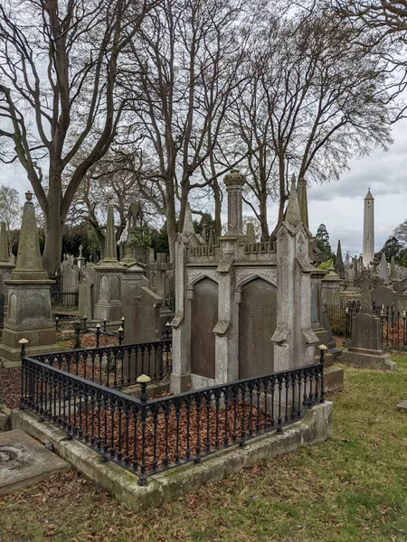 Glasnevin Mezarlığı, İrlanda 'nın en büyük mezarlığı.
