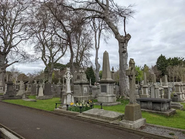 Glasnevin Mezarlığı, İrlanda 'nın en büyük mezarlığı.
