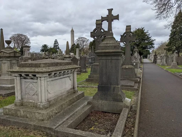 Glasnevin Mezarlığı, İrlanda 'nın en büyük mezarlığı.