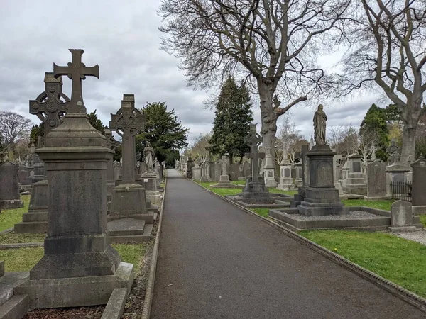 Glasnevin Mezarlığı, İrlanda 'nın en büyük mezarlığı.