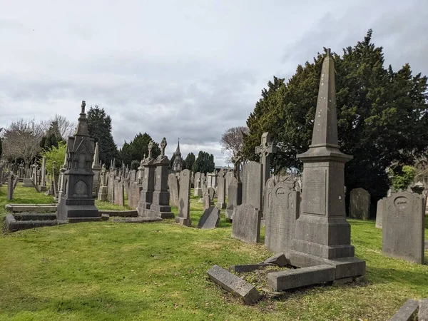 Glasnevin Mezarlığı, İrlanda 'nın en büyük mezarlığı.