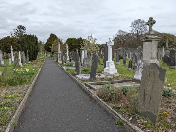 Glasnevin Mezarlığı, İrlanda 'nın en büyük mezarlığı.