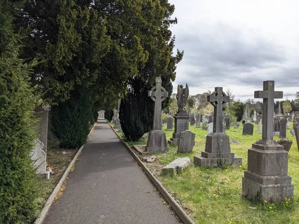 Glasnevin Mezarlığı, İrlanda 'nın en büyük mezarlığı.