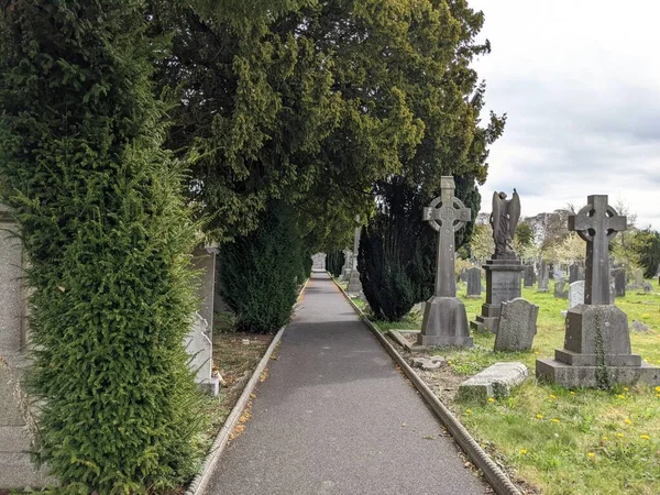 Glasnevin Mezarlığı, İrlanda 'nın en büyük mezarlığı.