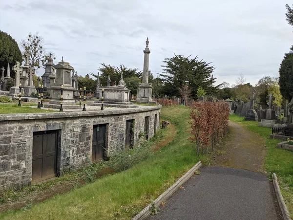 Glasnevin Mezarlığı, İrlanda 'nın en büyük mezarlığı.
