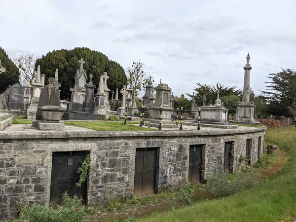 Glasnevin Mezarlığı, İrlanda 'nın en büyük mezarlığı.