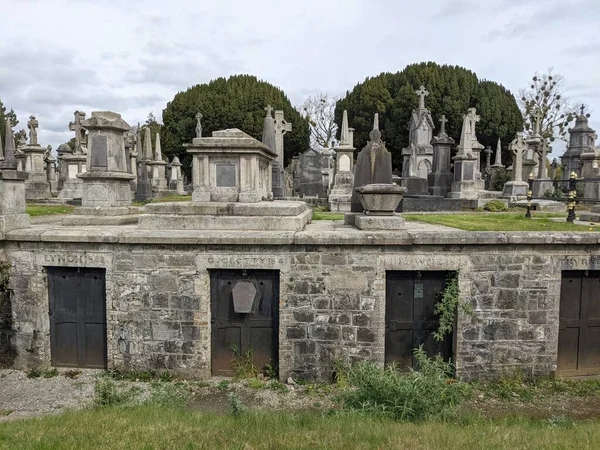 Glasnevin Mezarlığı, İrlanda 'nın en büyük mezarlığı.