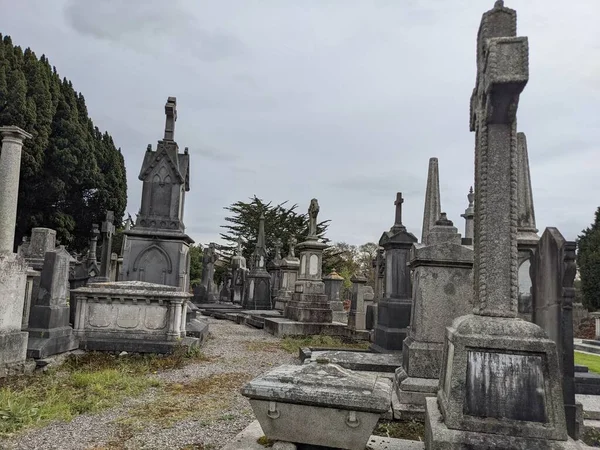 Glasnevin Mezarlığı, İrlanda 'nın en büyük mezarlığı.