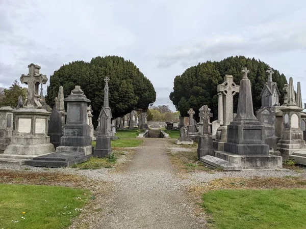 Glasnevin Mezarlığı, İrlanda 'nın en büyük mezarlığı.