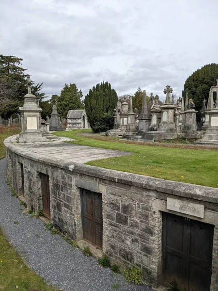 Glasnevin Mezarlığı, İrlanda 'nın en büyük mezarlığı.