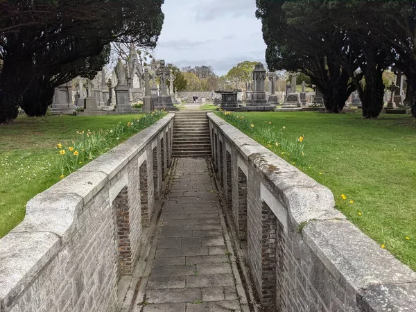 Glasnevin Mezarlığı, İrlanda 'nın en büyük mezarlığı.