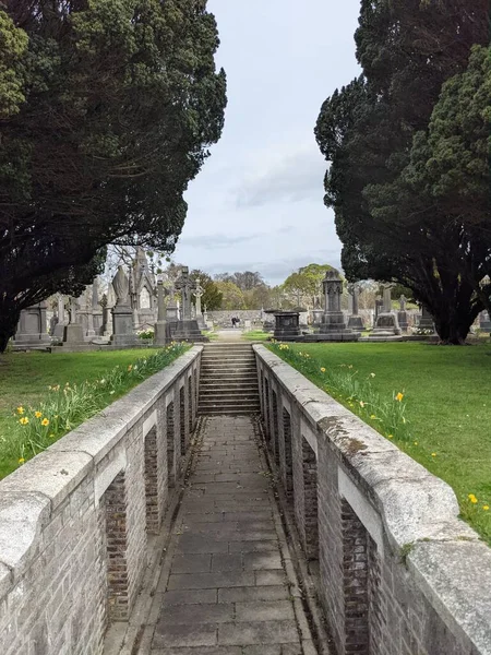 Glasnevin Mezarlığı, İrlanda 'nın en büyük mezarlığı.